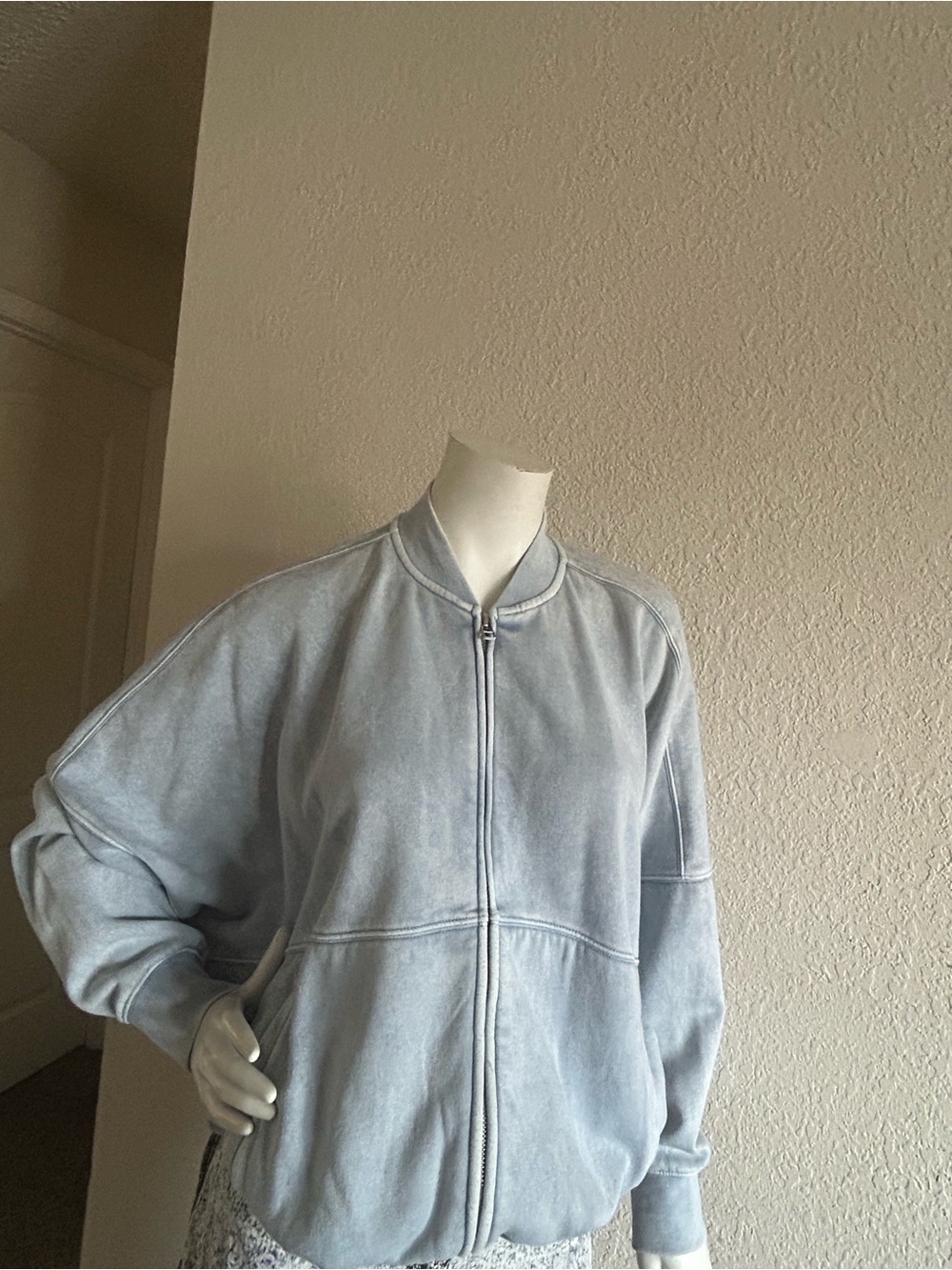 Light Blue Women's Zip-Front Bomber Jacket sỉze S oversized